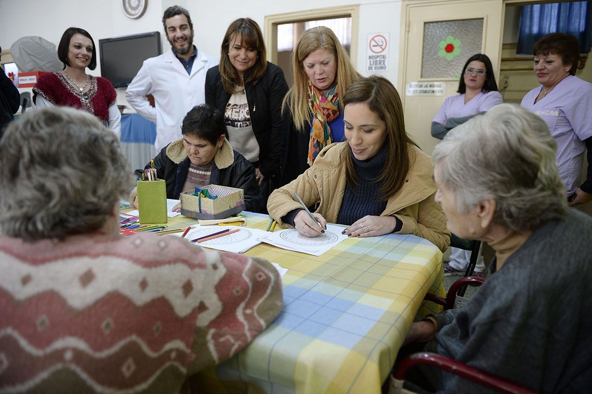 Maria Eugenia Vidal en el Asilo de Ansianos