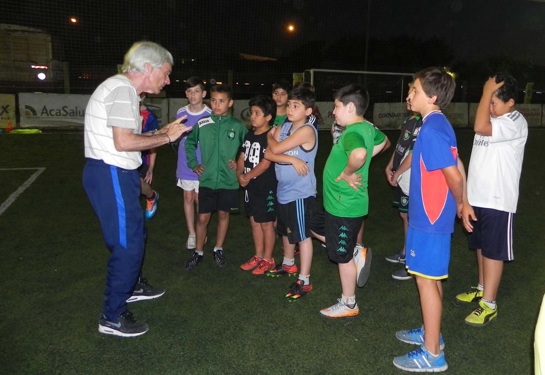 FUTBOL – El Profe Salorio brindó una clínica en Ascensión Clínica del Profe Salorio
