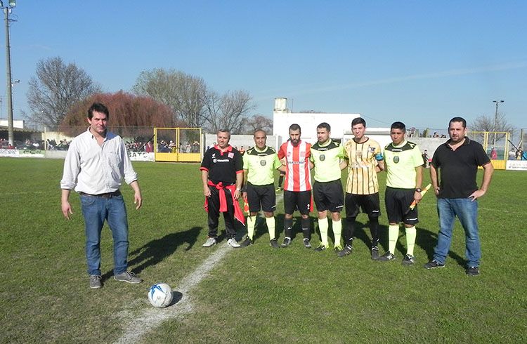 Lescano junto a autoridades y arbitros