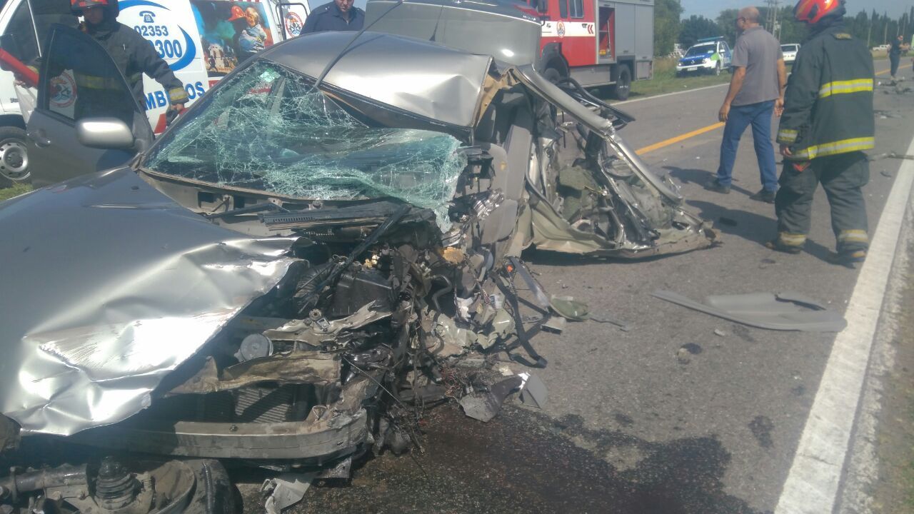 ARENALES – Espectacular colisión entre un auto y un camión