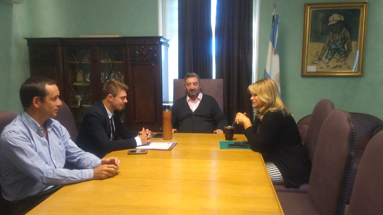 Erica junto al rector de la UNNOBA y el Jefe Comunal de de Teodelina
