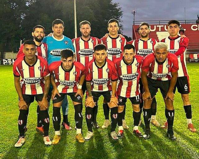 Puede ser una imagen de 8 personas, personas jugando al fútbol, personas jugando al fútbol y texto