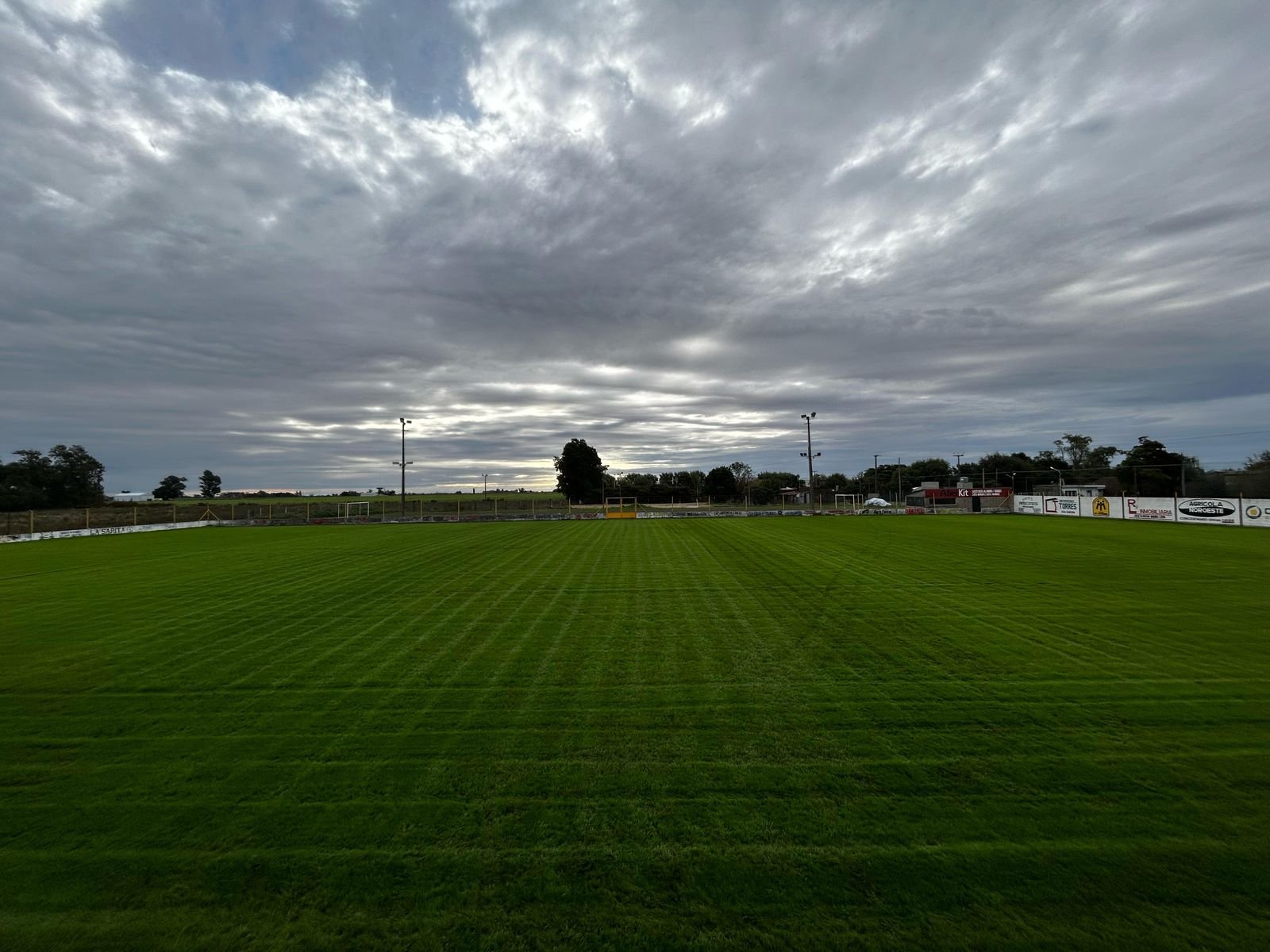 Doce de Octubre presentará el nuevo piso de su cancha